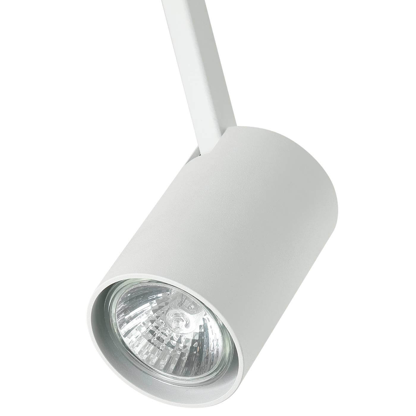 Lampa sufitowa Tuka Bianco L, jedno punktowa, w kolorze białym. Okrągła głowica z przezroczystą żarówką, zamontowana na prostym, białym ramieniu. Ujęcie z bliska, pokazujące detale lampy.