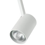 Lampa sufitowa Tuka Bianco L, jedno punktowa, w kolorze białym. Okrągła głowica z przezroczystą żarówką, zamontowana na prostym, białym ramieniu. Ujęcie z bliska, pokazujące detale lampy.