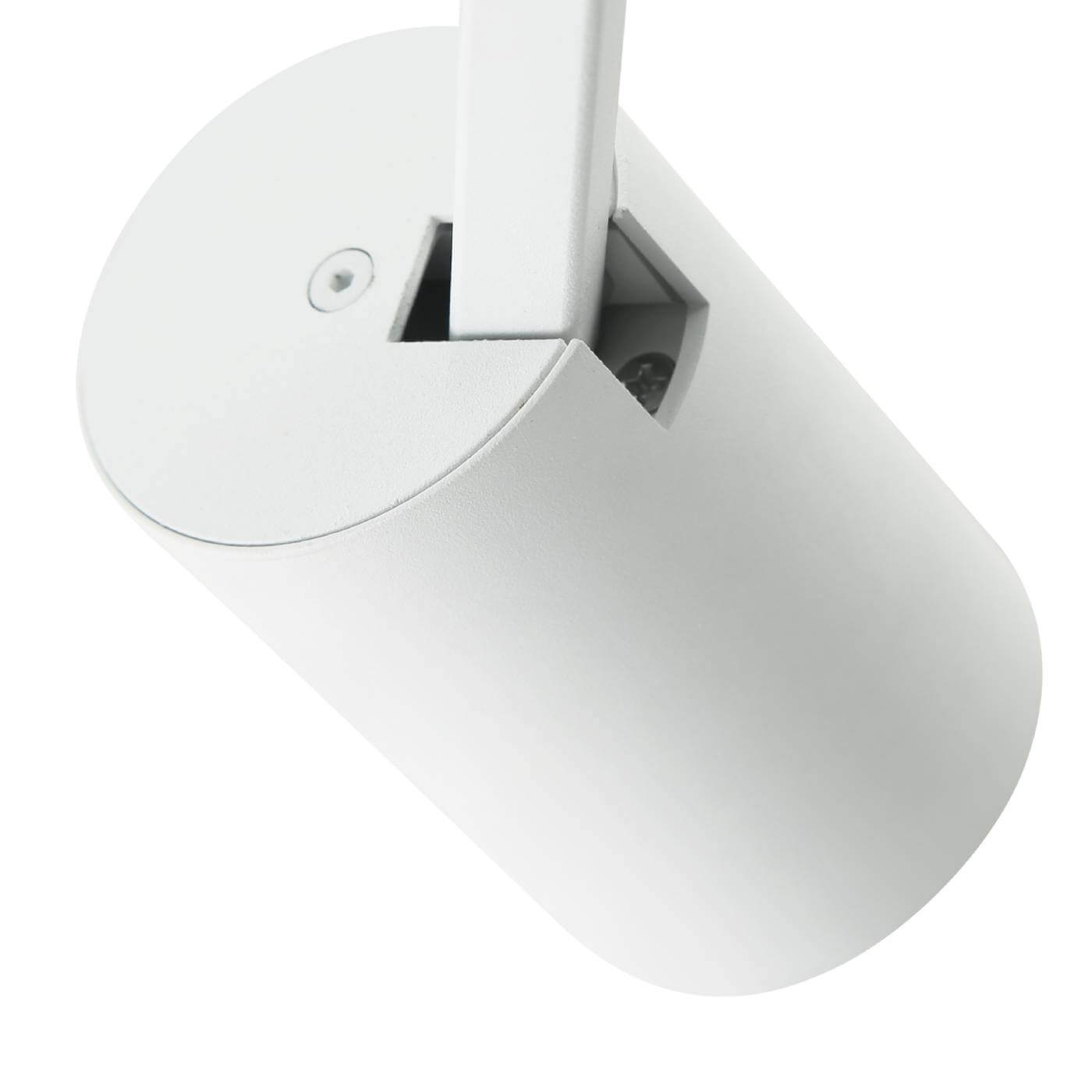 Lampa sufitowa Tuka Bianco L w kolorze białym, 1-punktowa, z okrągłym korpusem. Widoczny uchwyt montażowy oraz miejsce na źródło światła. Ujęcie z boku, ukazujące detal konstrukcji i minimalistyczny design.