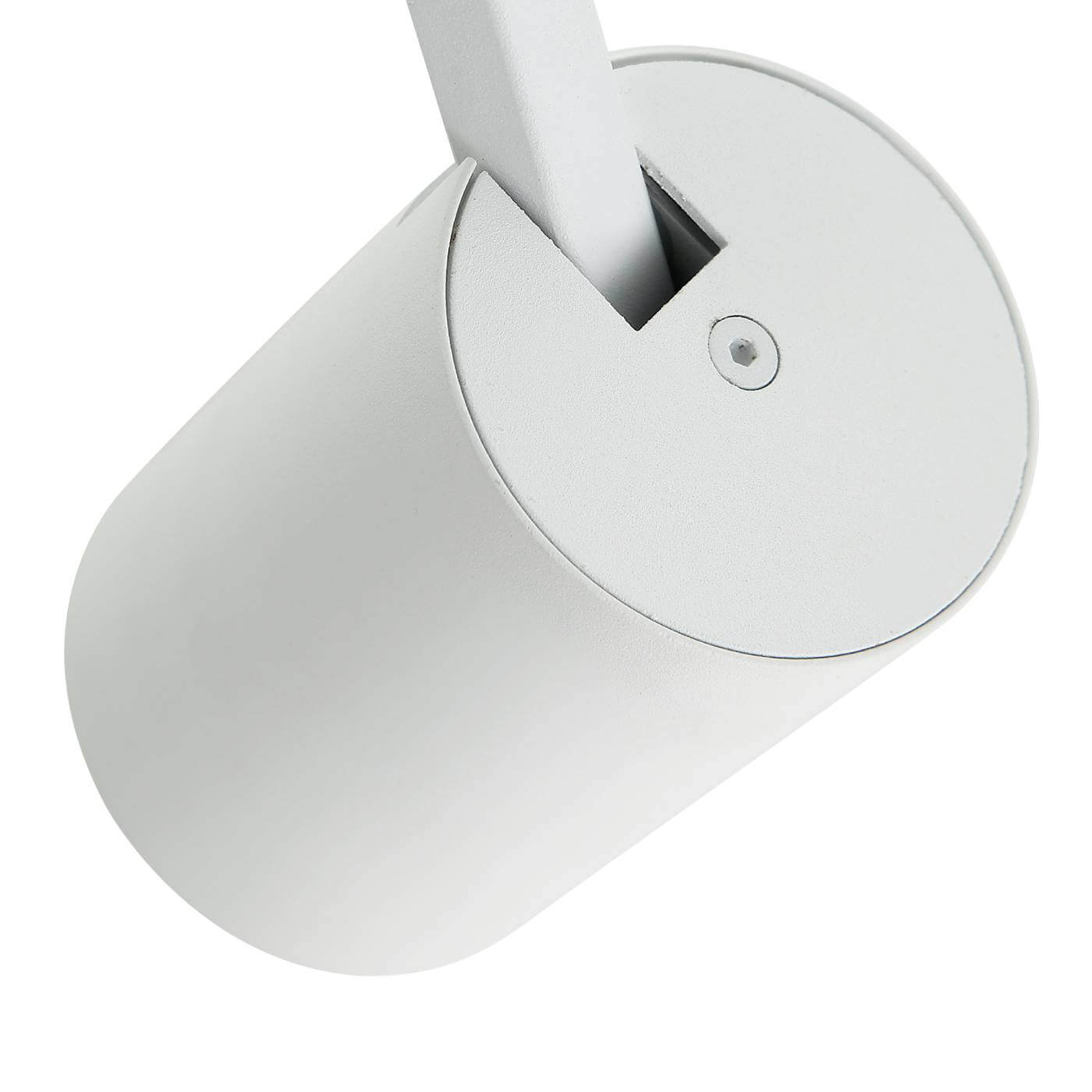 Lampa sufitowa Tuka Bianco L w kolorze białym, z okrągłym kloszem i prostym uchwytem. Ujęcie z bliska pokazuje detale połączenia oraz gładką, matową powierzchnię. Produkt montowany na suficie, przeznaczony do oświetlenia wnętrz.