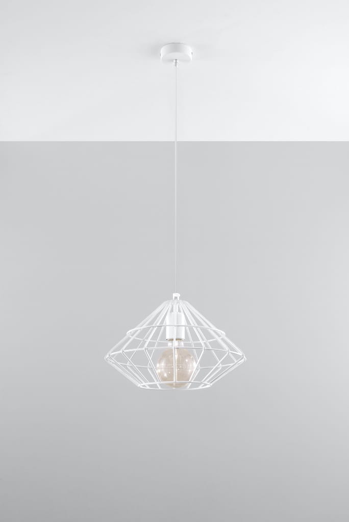 Lampa wisząca Umberto 1-punktowa w kolorze białym, o geometrycznym kształcie, zawieszona na cienkim przewodzie. Wewnątrz widoczna żarówka w lekko przezroczystym kloszu. Tło w odcieniu szarości, podkreślające minimalistyczny design.