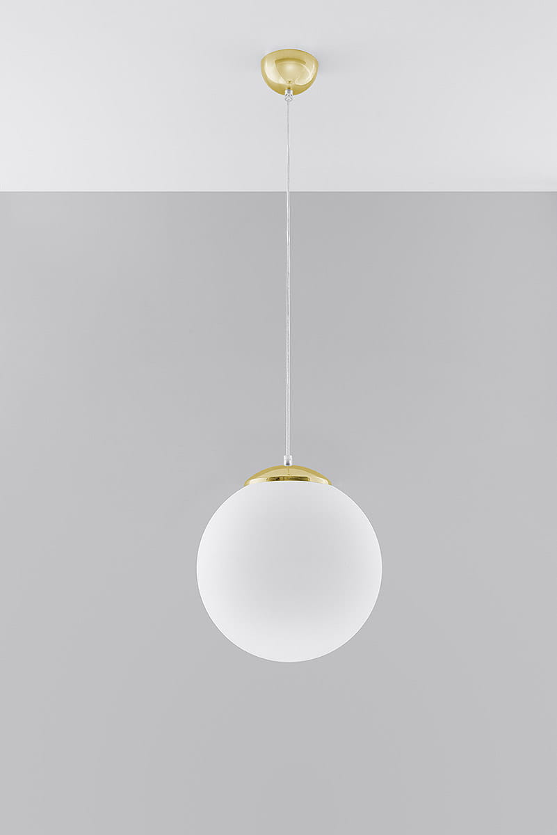 Lampa wisząca Ugo 30 o złotej podstawie, z białym, okrągłym kloszem z matowego szkła. Zawieszona na cienkim przewodzie, widoczna w centralnej części zdjęcia, na szarym tle. Idealna do nowoczesnych wnętrz.