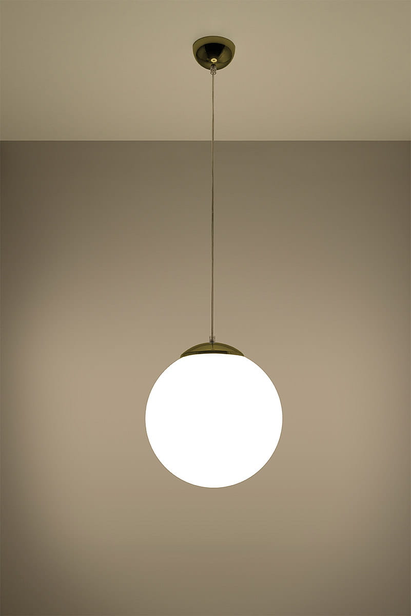 Lampa wisząca Ugo 30, 1-punktowa, z okrągłym, białym kloszem i złotym wykończeniem. Zawieszona na cienkim kablu, widoczna z frontalnego ujęcia, w minimalistycznym otoczeniu. Idealna do nowoczesnych wnętrz.