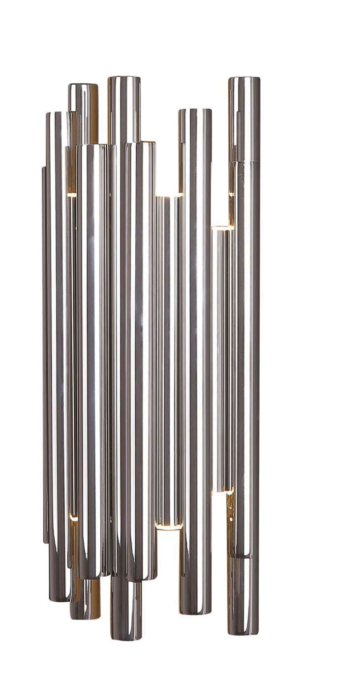 Kinkiet Organic LED 8-punktowy w kolorze chromu, składający się z ośmiu prostokątnych, błyszczących elementów o różnych wysokościach, z subtelnym podświetleniem. Ujęcie frontalne, produkt zamontowany na ścianie.