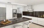 Lampa wisząca Organic LED D100 w kolorze chromu, jednolita konstrukcja, umieszczona nad ciemnym blatem kuchennym. Widoczna w nowoczesnej kuchni z białymi szafkami i sprzętem AGD. Ujęcie frontalne, lampa zawieszona na suficie.