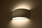 Kinkiet Pontius 1-punktowy, ceramiczny, w kształcie lekko zaokrąglonej płaskiej formy, montowany na ścianie. Emituje ciepłe światło, które odbija się od ściany, tworząc subtelny efekt. Kolor biały, matowa powierzchnia, zamontowany w poziomie.