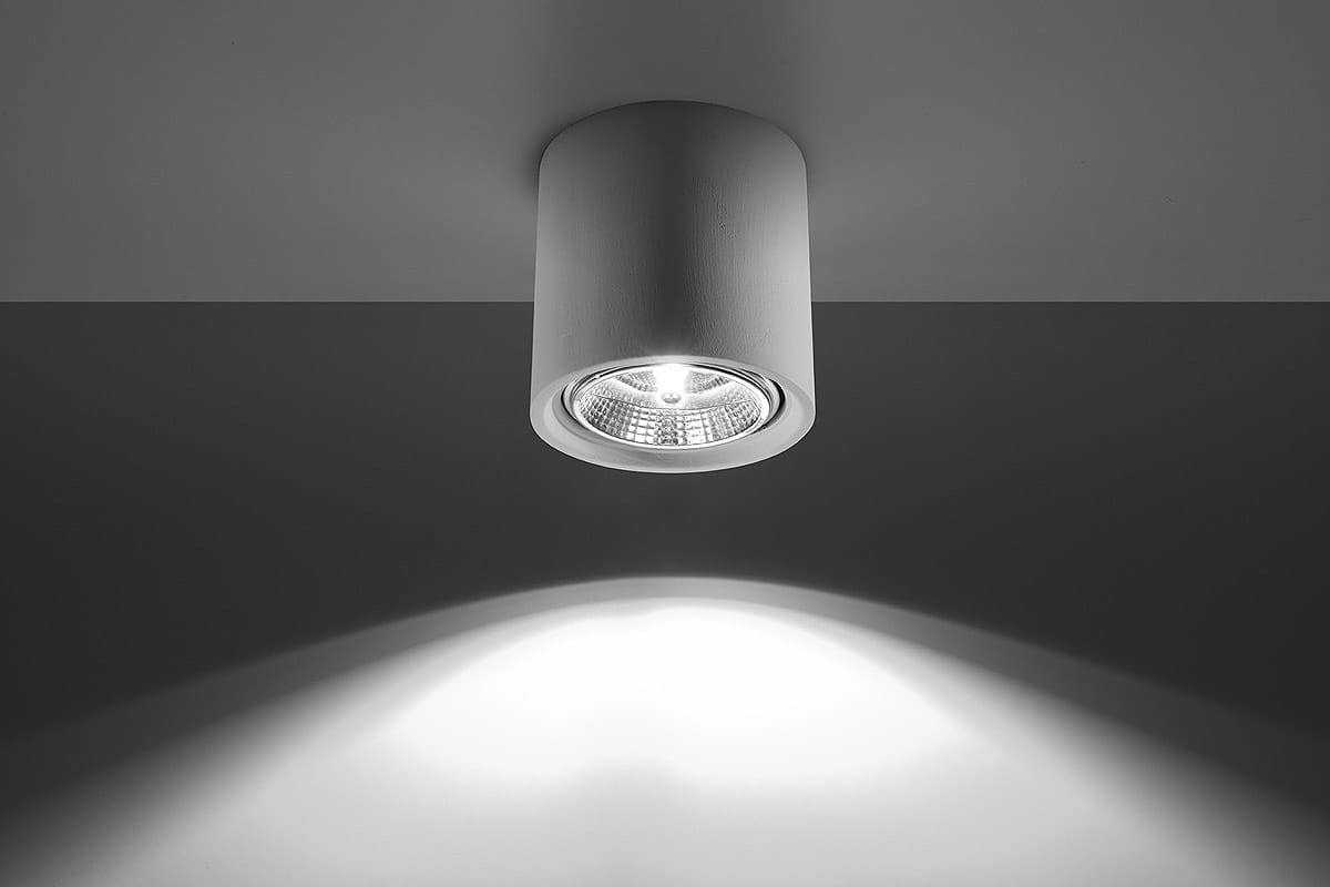 Lampa sufitowa 1-punktowa Kalu, ceramiczna, w kolorze białym, z okrągłym kloszem. Ujęcie z dołu, ukazujące źródło światła wewnątrz klosza. Światło rzucane na sufit, tworzące delikatny cień. Prosta, nowoczesna forma.