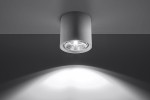 Lampa sufitowa 1-punktowa Kalu, ceramiczna, w kolorze białym, z okrągłym kloszem. Ujęcie z dołu, ukazujące źródło światła wewnątrz klosza. Światło rzucane na sufit, tworzące delikatny cień. Prosta, nowoczesna forma.