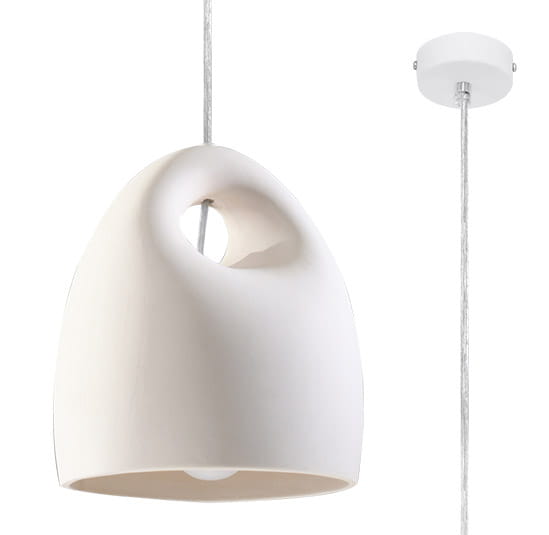 Lampa wisząca Bukano SL.0842 w kolorze białym, ceramiczna, o organicznym kształcie z otworem w górnej części. Zawieszona na cienkim, białym kablu, z okrągłym, białym mocowaniem sufitowym.