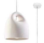 Lampa wisząca Bukano SL.0842 w kolorze białym, ceramiczna, o organicznym kształcie z otworem w górnej części. Zawieszona na cienkim, białym kablu, z okrągłym, białym mocowaniem sufitowym.