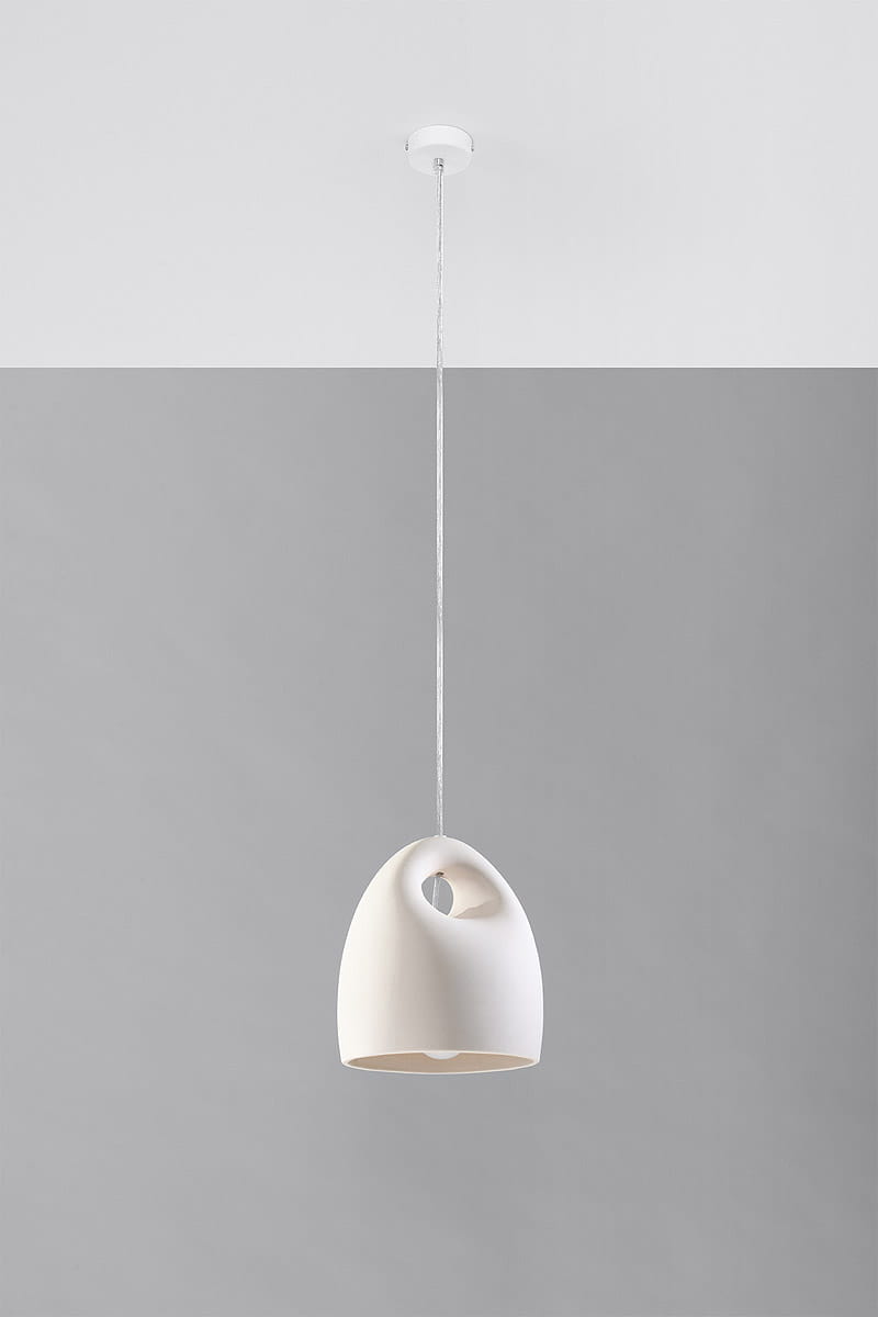 Lampa wisząca Bukano SL.0842 o ceramicznym kloszu w kształcie lekko zaokrąglonego stożka z wycięciem, zawieszona na białym przewodzie. Tło szare, co podkreśla minimalistyczny design lampy.