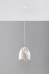 Lampa wisząca Bukano SL.0842 o ceramicznym kloszu w kształcie lekko zaokrąglonego stożka z wycięciem, zawieszona na białym przewodzie. Tło szare, co podkreśla minimalistyczny design lampy.