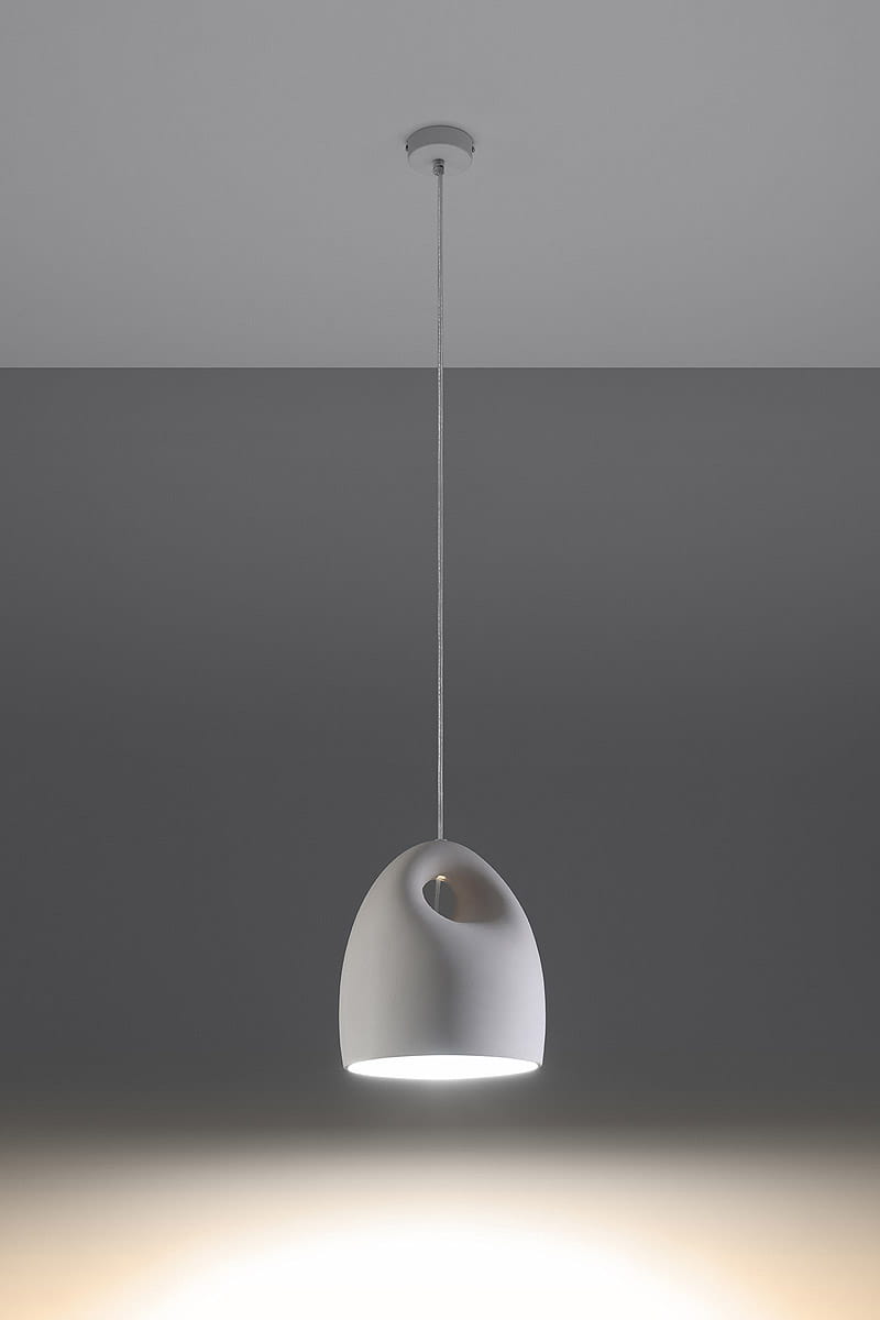 Lampa wisząca Bukano SL.0842 w kolorze białym, ceramiczna, o kształcie stożkowym z otworem. Zawieszona na cienkim przewodzie, umiejscowiona centralnie na szarym tle, emitująca światło w dolną część pomieszczenia.