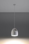 Lampa wisząca Bukano SL.0842 w kolorze białym, ceramiczna, o kształcie stożkowym z otworem. Zawieszona na cienkim przewodzie, umiejscowiona centralnie na szarym tle, emitująca światło w dolną część pomieszczenia.