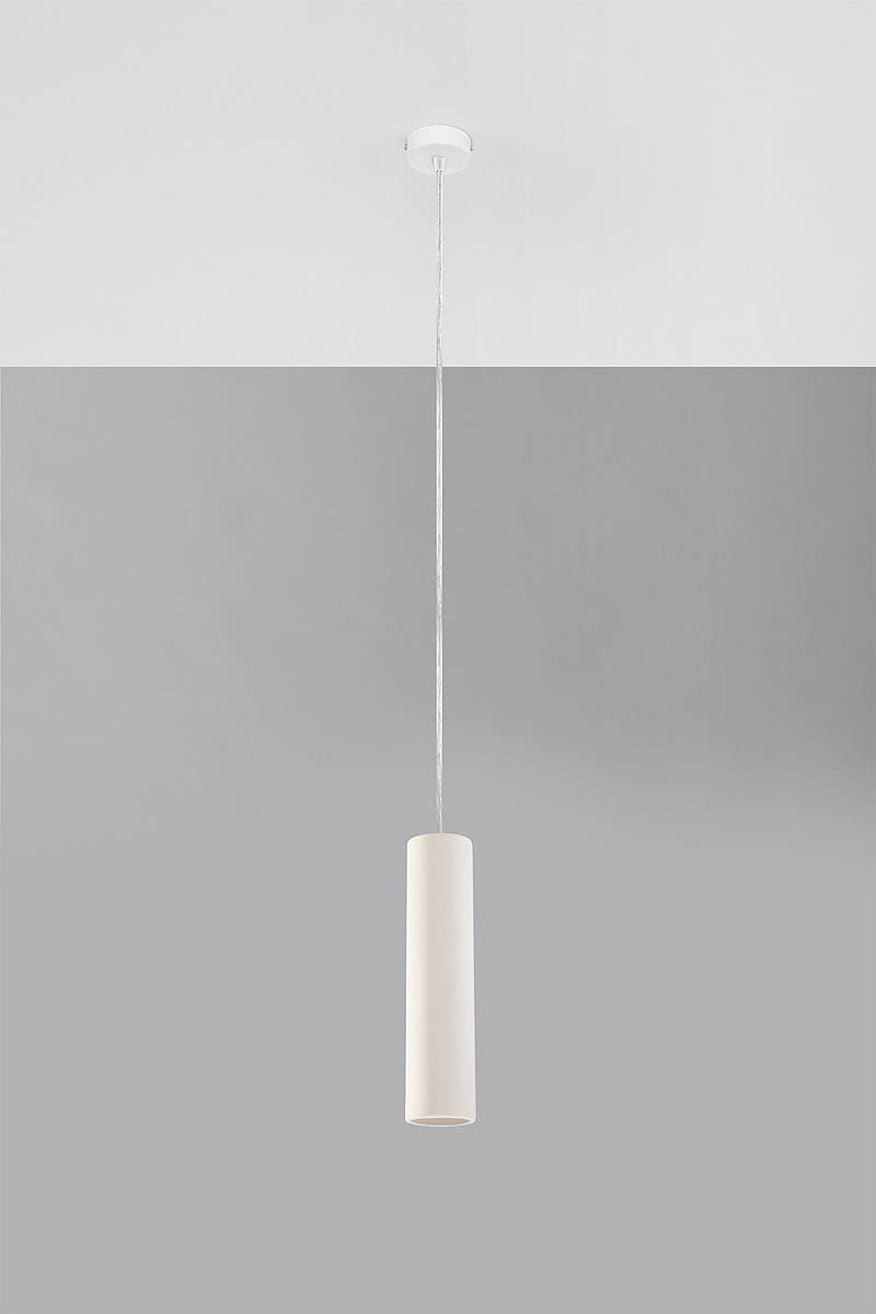Lampa wisząca Nancy, ceramiczna, w kolorze białym, w kształcie prostego walca. Zawieszona na cienkim, przezroczystym kablu, montowana do sufitu. Tło w odcieniach szaro-białych, minimalna aranżacja.