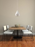 Lampa wisząca Pavlus 1-punktowa, ceramiczna, w kształcie stożka, w kolorze białym, zawieszona nad drewnianym stołem z czarną podstawą. W tle cztery krzesła z jasnoszarymi siedziskami i ozdobna miska na stole.