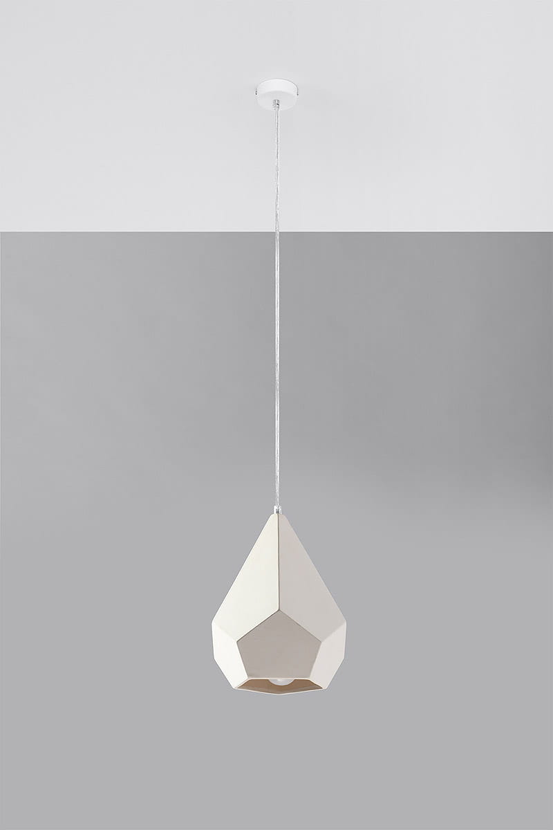 Lampa wisząca Pavlus 1-punktowa, ceramiczna, o kształcie stożka z sześciokątną podstawą. Kolor: jasny beż. Zawieszona na cienkim sznurku, wisi w centralnej pozycji na jednolitym szarym tle. Wewnątrz widoczna żarówka.