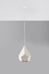 Lampa wisząca Pavlus 1-punktowa, ceramiczna, o kształcie stożka z sześciokątną podstawą. Kolor: jasny beż. Zawieszona na cienkim sznurku, wisi w centralnej pozycji na jednolitym szarym tle. Wewnątrz widoczna żarówka.