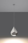 Lampa wisząca Pavlus 1-punktowa o ceramicznej, szarej obudowie w kształcie diamentu. Zawieszona na cienkim przewodzie, ma prostą, geometryczną formę. Tło w odcieniach szarości podkreśla nowoczesny design produktu.