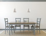 Lampa wisząca Flawiusz 1-punktowa, ceramiczna, o zaokrąglonym kształcie w białym kolorze z brązowym wnętrzem, zawieszona nad drewnianym stołem w jadalni, w otoczeniu szarych krzeseł i świecy. Tło jasne, minimalistyczne.
