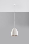 Lampa wisząca Flawiusz 1-punktowa, ceramiczna, w kształcie stożka, w kolorze białym, z metalowym mocowaniem. Zawieszona na cienkim, białym przewodzie, z widoczną żarówką wewnątrz. Tło szare, podkreślające minimalistyczny design.