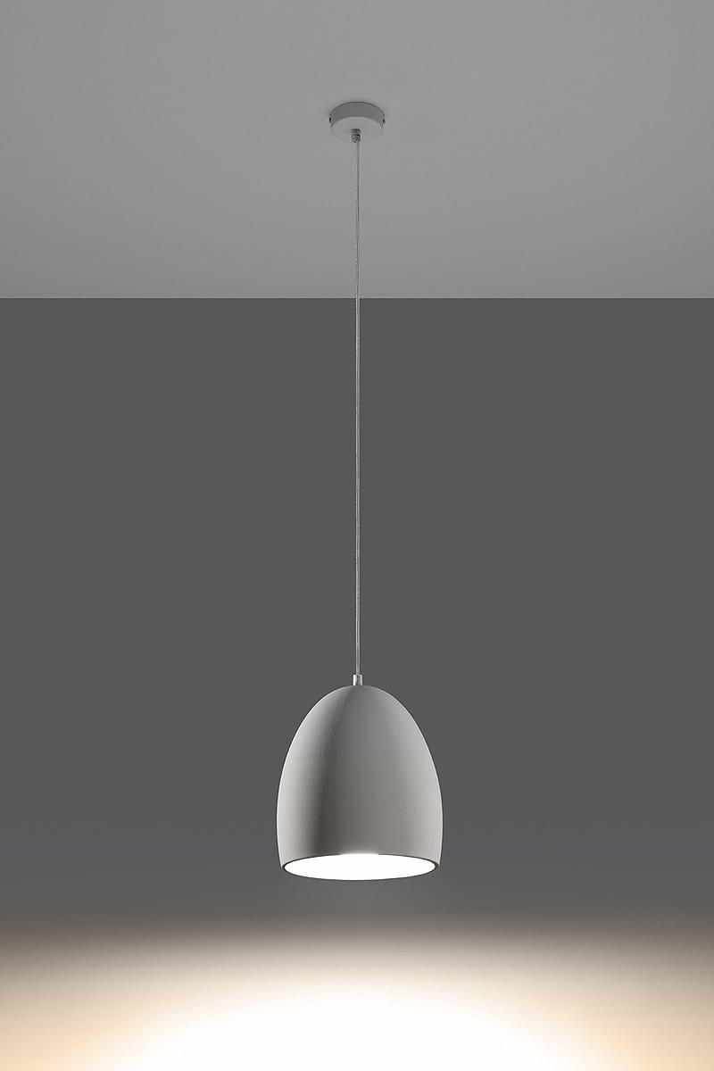 Lampa wisząca Flawiusz, ceramiczna, w kształcie owalnym, w kolorze szaro-białym. Zawieszona na cienkim przewodzie, z widocznym źródłem światła u dołu. Tło w odcieniu szarości, co podkreśla minimalistyczny design lampy.