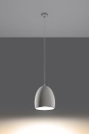 Lampa wisząca Flawiusz, ceramiczna, w kształcie owalnym, w kolorze szaro-białym. Zawieszona na cienkim przewodzie, z widocznym źródłem światła u dołu. Tło w odcieniu szarości, co podkreśla minimalistyczny design lampy.