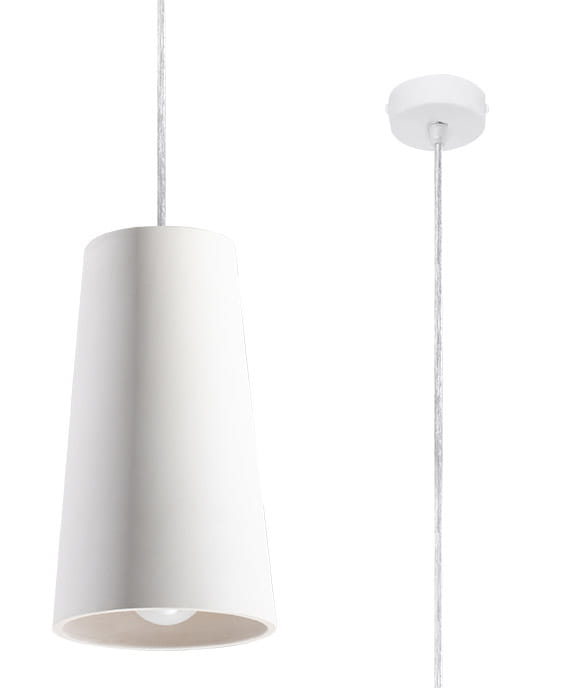 Lampa wisząca Gulcan SL.0849 w kształcie stożka, wykonana z ceramiki w kolorze białym, zawieszona na cienkim, przezroczystym przewodzie. Widoczne źródło światła w dolnej części lampy. Sufitowy uchwyt w białym kolorze.