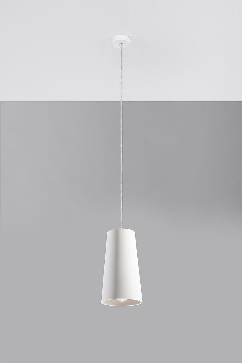 Biała lampa wisząca Gulcan 1-punktowa, ceramiczna, o stożkowym kształcie. Zawieszona na cienkim, białym przewodzie, z widocznym źródłem światła w środku. Tło szare, co podkreśla minimalistyczny design lampy.