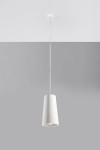Biała lampa wisząca Gulcan 1-punktowa, ceramiczna, o stożkowym kształcie. Zawieszona na cienkim, białym przewodzie, z widocznym źródłem światła w środku. Tło szare, co podkreśla minimalistyczny design lampy.