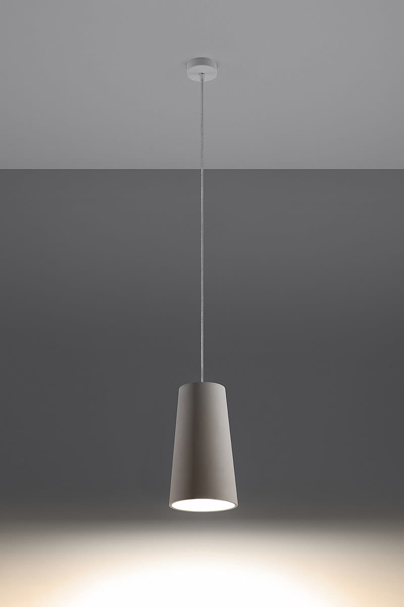 Lampa wisząca Gulcan 1-punktowa, ceramiczna, w kształcie stożka, w odcieniu szaro-beżowym. Zawieszona na cienkim, białym przewodzie, z białym mocowaniem sufitowym. Źródło światła widoczne w dolnej części lampy. Tło w odcieniach szarości.