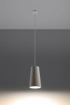 Lampa wisząca Gulcan 1-punktowa, ceramiczna, w kształcie stożka, w odcieniu szaro-beżowym. Zawieszona na cienkim, białym przewodzie, z białym mocowaniem sufitowym. Źródło światła widoczne w dolnej części lampy. Tło w odcieniach szarości.