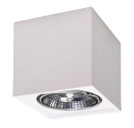 Lampa sufitowa Seida SL.0850 w kształcie sześcianu, ceramiczna, w kolorze białym. Posiada okrągły, metaliczny reflektor z chromowanym wykończeniem. Ujęcie z przodu, montowana do sufitu, doskonała do nowoczesnych wnętrz.