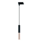 Lampa wisząca Track Slimi S w kolorze czarnym z różowym złotem. Posiada długi, smukły kształt z czarnym korpusem i metalicznym, różowym złotym wykończeniem. Zawieszona na cienkim przewodzie, montowana do szyny. Tło białe.