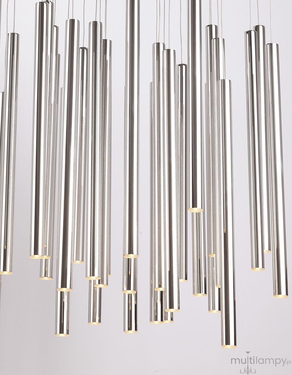 Organiczna lampa wisząca LED 33-punktowa w kolorze chromu, składająca się z długich, cylindrycznych elementów o różnej wysokości, zawieszona na cienkich linkach. Lampa emituje ciepłe światło z każdego z punktów, tworząc nowoczesny efekt świetlny.