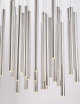 Organiczna lampa wisząca LED 33-punktowa w kolorze chromu, składająca się z długich, cylindrycznych elementów o różnej wysokości, zawieszona na cienkich linkach. Lampa emituje ciepłe światło z każdego z punktów, tworząc nowoczesny efekt świetlny.