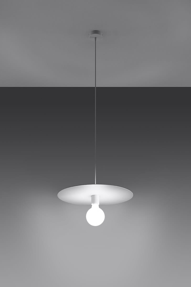 Lampa wisząca Flavio 1-punktowa, biała, z okrągłym, płaskim kloszem i zawieszeniem. Widoczna pojedyncza żarówka. Kąt ujęcia frontalny, na jednolitym, szarym tle. Prosty design, idealna do nowoczesnych wnętrz.