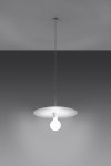 Lampa wisząca Flavio 1-punktowa, biała, z okrągłym, płaskim kloszem i zawieszeniem. Widoczna pojedyncza żarówka. Kąt ujęcia frontalny, na jednolitym, szarym tle. Prosty design, idealna do nowoczesnych wnętrz.