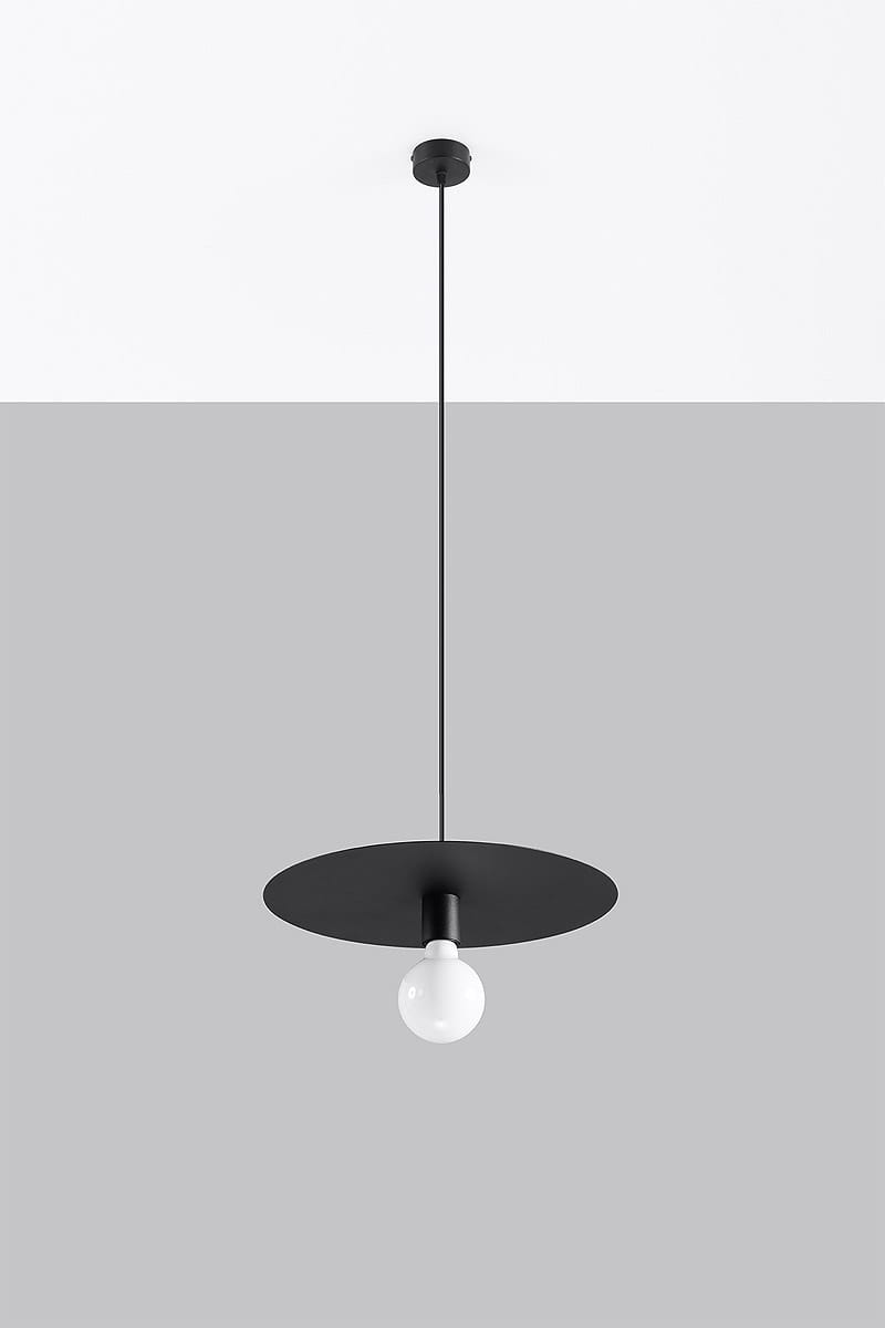 Czarna lampa wisząca Flavio 1-punktowa, z okrągłym, matowym kloszem i białą żarówką. Produkt zawieszony na cienkim przewodzie, pokazany w perspektywie frontalnej na szarym tle. Wymiary klosza są niewidoczne.