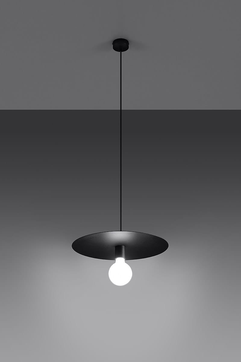 Czarna lampa wisząca Flavio 1-punktowa, z okrągłym metalowym kloszem i wiszącą żarówką. Ujęcie frontalne, lampa zawieszona na cienkim przewodzie, na jednolitym szarym tle, podkreślająca minimalistyczny design.