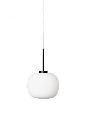 Lampa wisząca Jukon LP-052/1P z okrągłym, matowym kloszem w białym kolorze, zawieszona na czarnym metalowym uchwycie. Klosz ma gładką teksturę i lekko zaokrąglony kształt, idealna do nowoczesnych wnętrz. Zawieszona na cienkim, białym kablu.