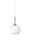 Lampa wisząca Jukon LP-052/1P z okrągłym, matowym kloszem w białym kolorze, zawieszona na czarnym metalowym uchwycie. Klosz ma gładką teksturę i lekko zaokrąglony kształt, idealna do nowoczesnych wnętrz. Zawieszona na cienkim, białym kablu.
