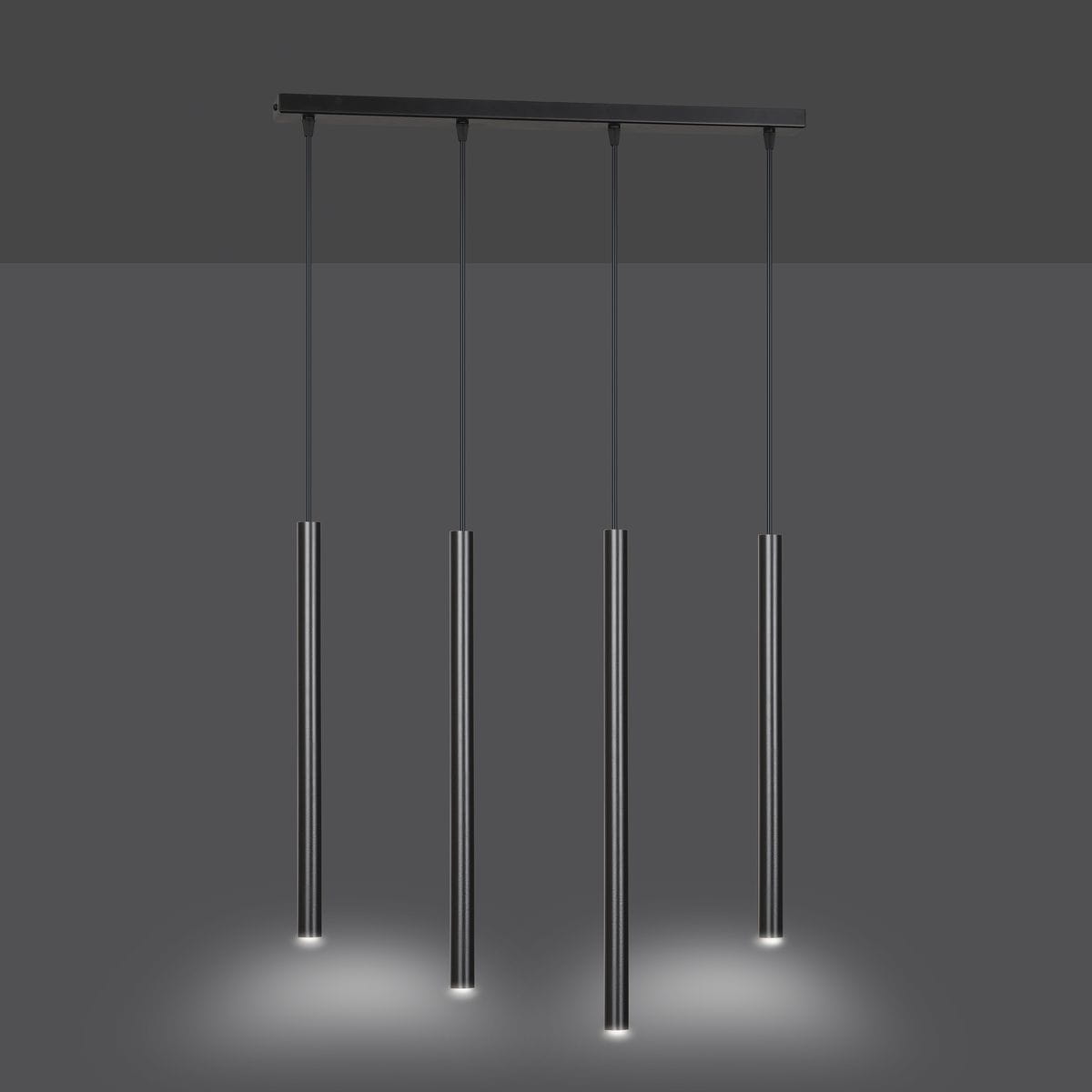 Lampa wisząca Selter 4-punktowa w kolorze czarnym. Składa się z czterech cylindrycznych elementów zawieszonych na cienkich linkach. Minimalistyczny design z delikatnym oświetleniem na dole każdego punktu. Ujęcie z przodu na jednolitym tle.