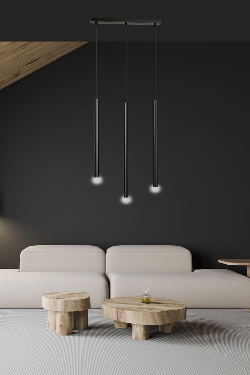 Lampa wisząca Selter 3-punktowa w kolorze czarnym z trzema prostokątnymi kloszami zawieszonymi na cienkich linkach. Ujęcie frontalne, produkt wisi nad drewnianym stolikiem w minimalistycznym wnętrzu z szaro-czarnym tłem.