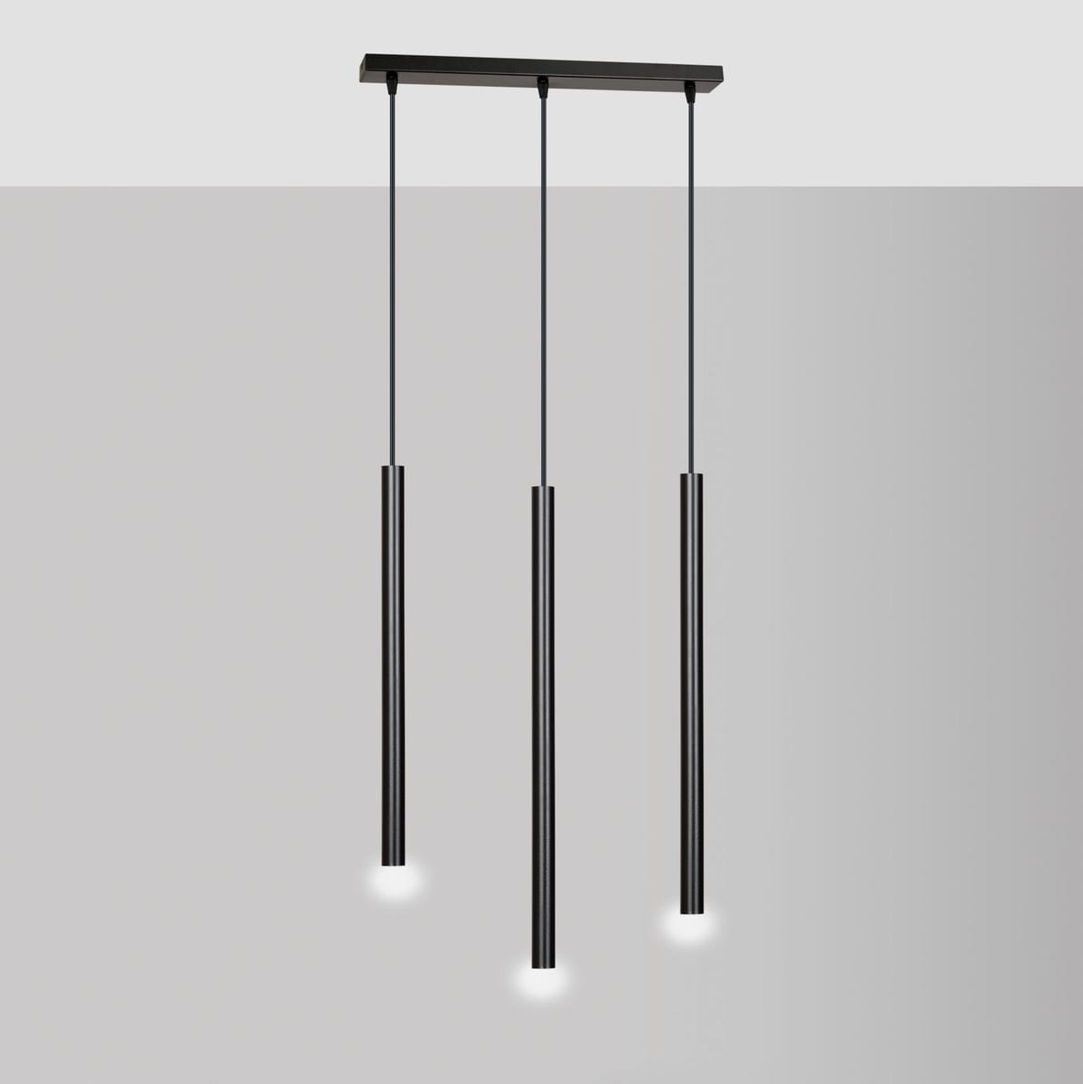 Czarna lampa wisząca Selter 3-punktowa z trzema cylindrycznymi kloszami, zawieszona na cienkich linkach. Klosze emitują światło z dolnej części, a całość zamontowana na prostokątnej podstawie. Tło w jasnoszarym odcieniu.