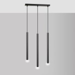 Czarna lampa wisząca Selter 3-punktowa z trzema cylindrycznymi kloszami, zawieszona na cienkich linkach. Klosze emitują światło z dolnej części, a całość zamontowana na prostokątnej podstawie. Tło w jasnoszarym odcieniu.