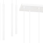 Biała lampa wisząca Selter 9-punktowa z prostokątnym mocowaniem. Składa się z dziewięciu długich, smukłych elementów zawieszonych na cienkich linkach, tworzących minimalistyczny design. Produkt widoczny na jasnym tle.