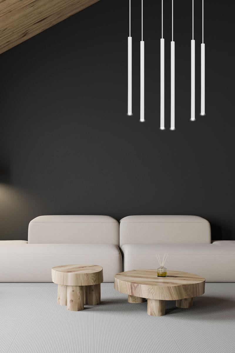 Lampa wisząca Selter 6-punktowa w białym kolorze, z sześcioma prostokątnymi kloszami zawieszonymi na cienkich linkach. Ujęcie frontalne, lampa umieszczona nad drewnianymi stolikami w nowoczesnym wnętrzu z szarym tłem.