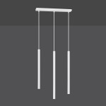 Lampa wisząca Selter 3-punktowa w kolorze białym, składająca się z trzech podłużnych, cylindrycznych źródeł światła zawieszonych na cienkich linkach. Ujęcie frontalne, na ciemnym tle, podkreślające minimalistyczny design.