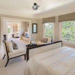 Lampa sufitowa Sofia 1-punktowa, dymiona, z okrągłym kloszem, zamontowana na suficie. W tle widoczny nowoczesny pokój dzienny z jasnymi ścianami, oknami i meblami w neutralnych kolorach.